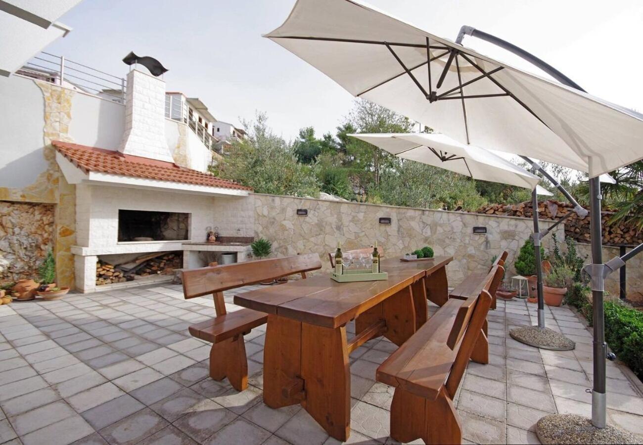 Apartments Javi - Free Private Parking Trogir Bagian luar foto