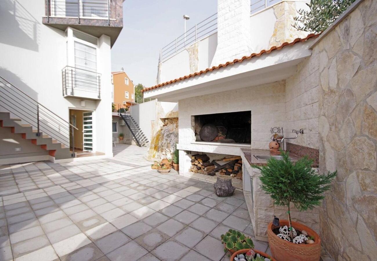 Apartments Javi - Free Private Parking Trogir Bagian luar foto